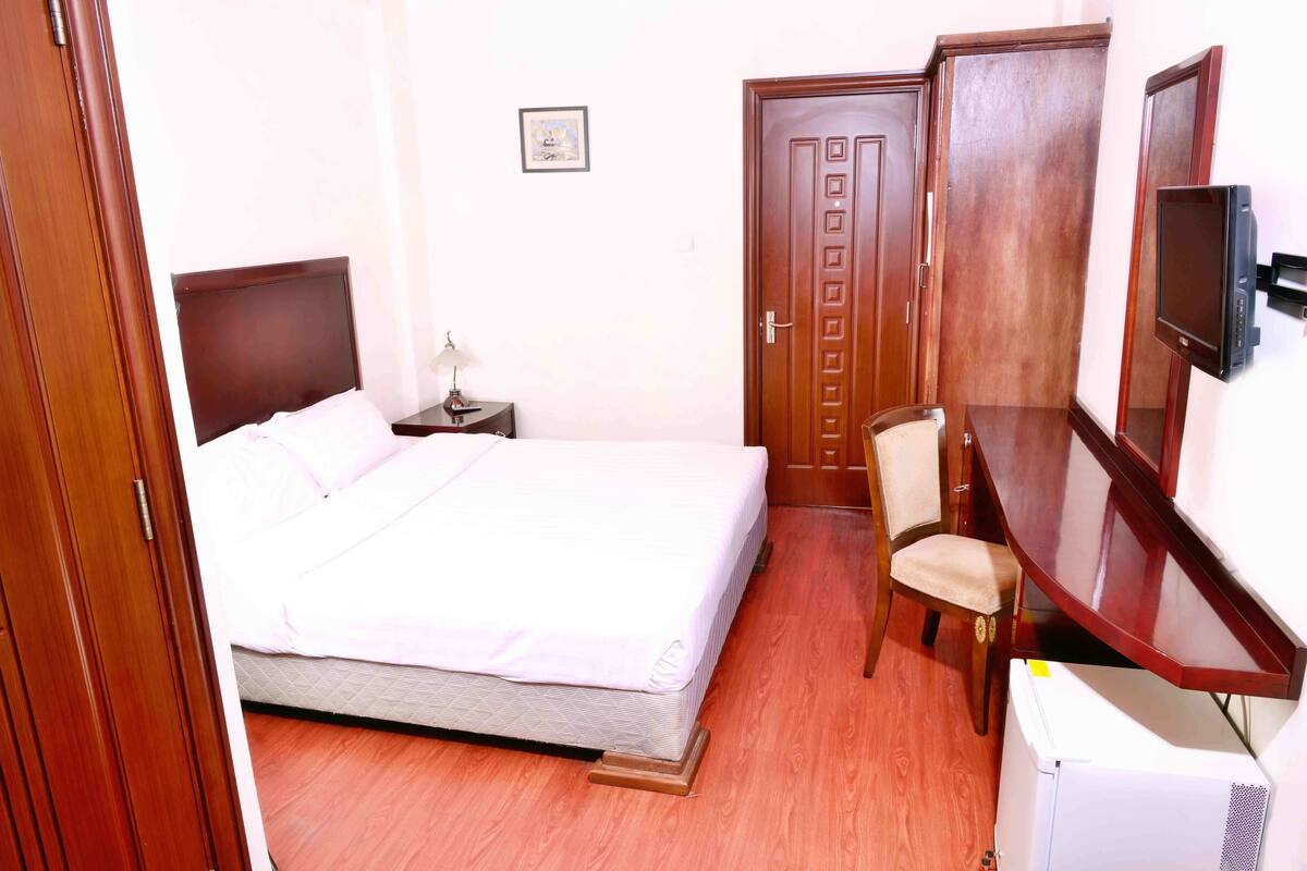 Deluxe Suite, Smoking, City View | Premium bedding, minibar, in-room safe, desk