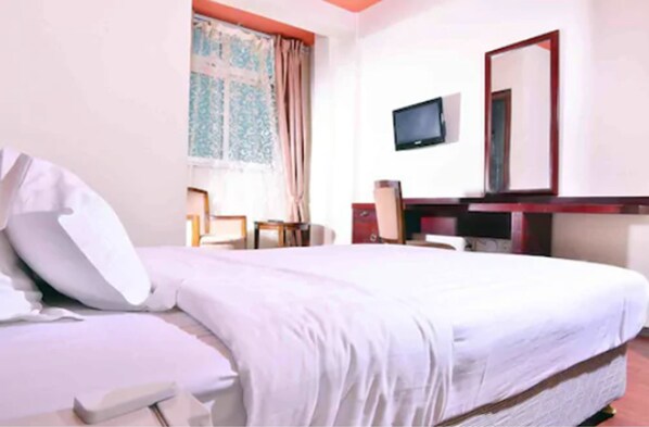 أغطية فراش متميزة وميني بار وخزنة داخل الغرفة ومكتب