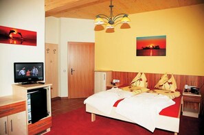 Minibar, in-room safe, desk, free cots/infant beds - Hotel Garni Zerza (Hermagor-Pressegger See)