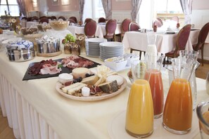 Free daily continental breakfast  - Hotel Baer & Post Zernez (Zernez)