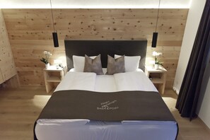 Superior tweepersoonskamer | Hypoallergeen beddengoed, een kluis op de kamer, een bureau
