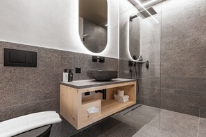 Economy-Doppelzimmer | Badezimmer | Haartrockner, Bademäntel, Handtücher, Seife