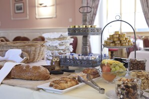 Tägliches inbegriffenes kontinentales Frühstück