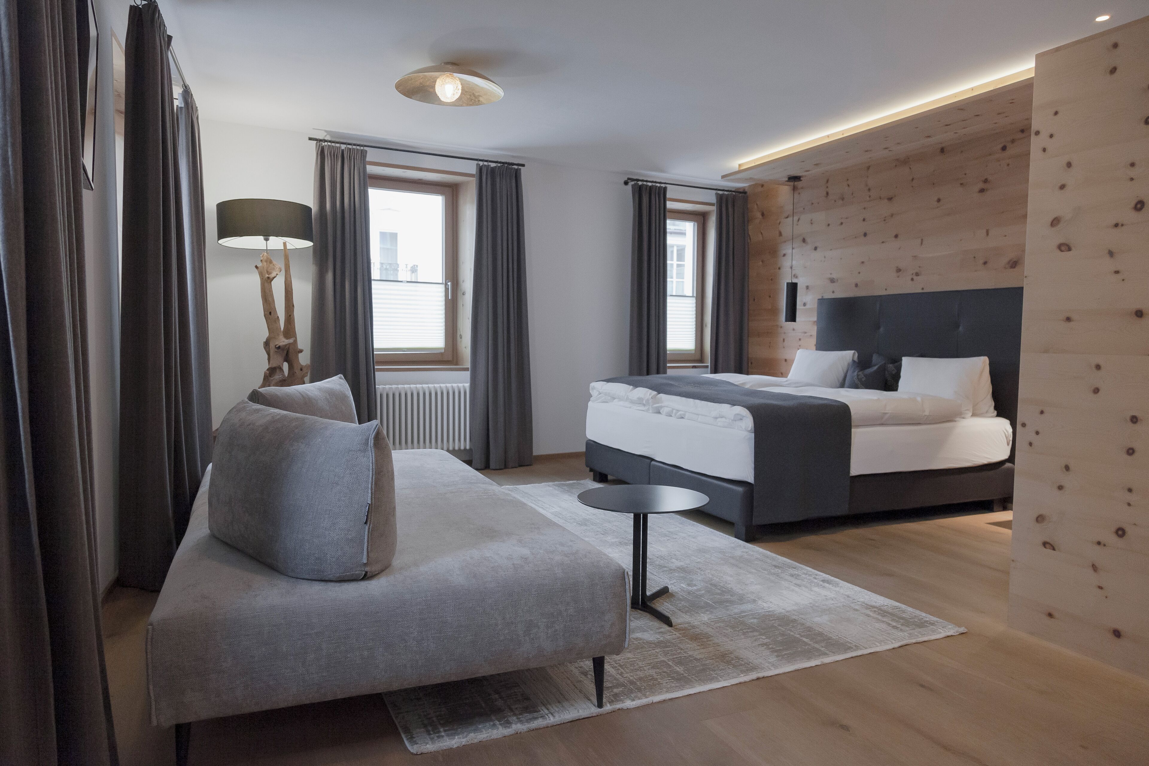 Ropa de cama hipoalergénica y caja de seguridad en la habitación 