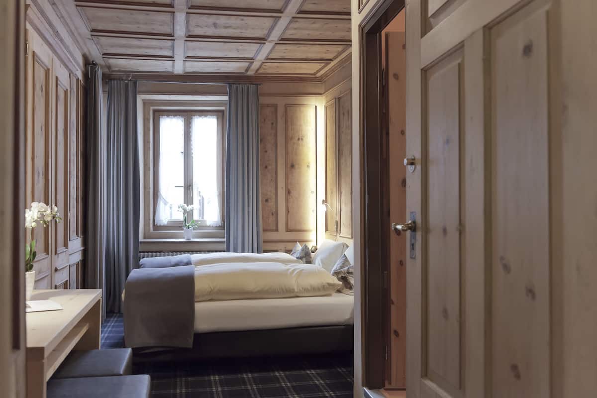 Ropa de cama hipoalergénica y caja de seguridad en la habitación