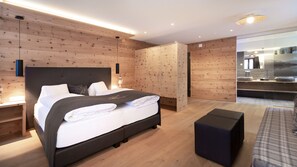 Ropa de cama hipoalergénica y caja de seguridad en la habitación 