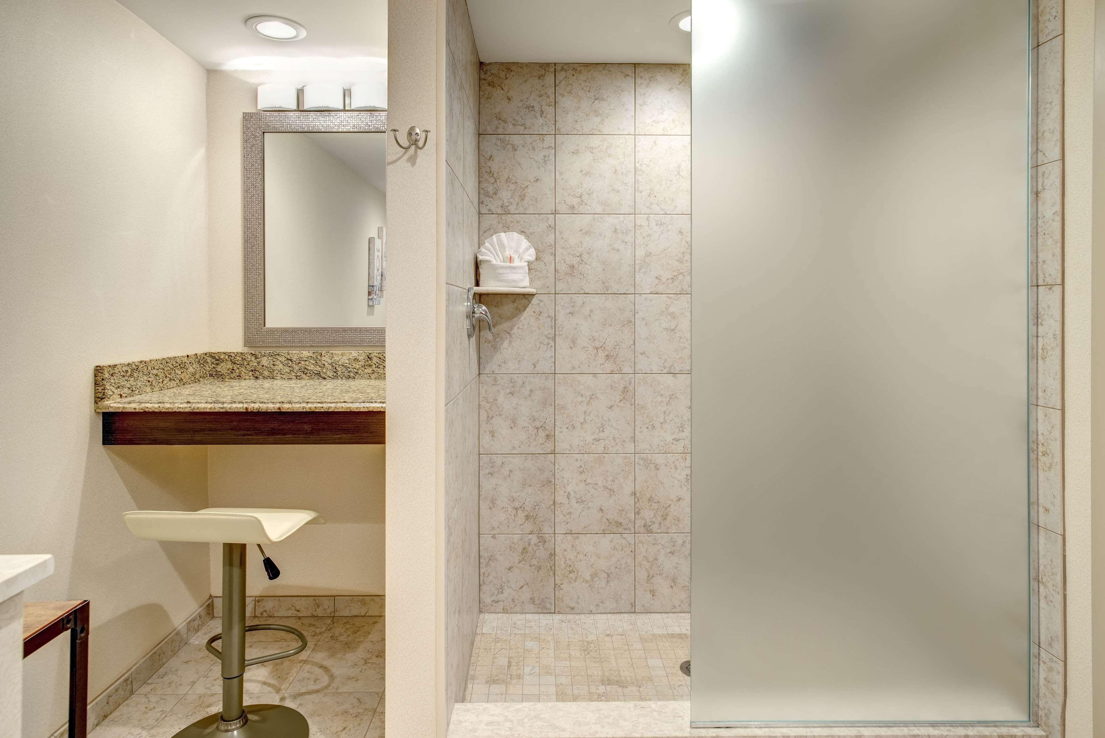 suite, 1 king bed, non smoking | 1 bedroom, in-room safe, desk, iron/ironing board