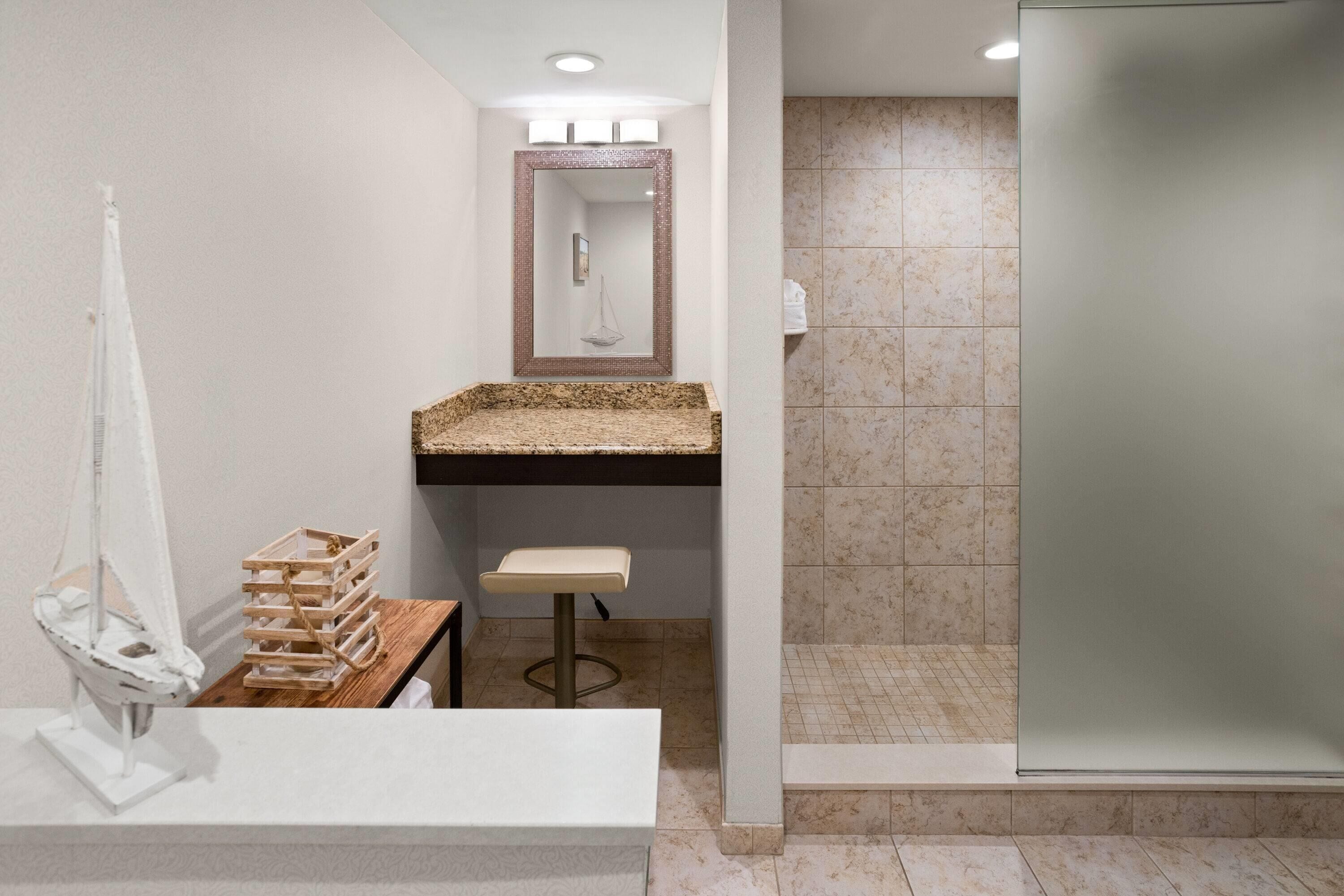 Suite, 1 très grand lit, non-fumeurs | Salle de bain | Ensemble douche/baignoire, articles de toilette gratuits, sèche-cheveux