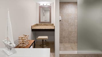 Suite, 1 très grand lit, non-fumeurs | Salle de bain | Ensemble douche/baignoire, articles de toilette gratuits, sèche-cheveux
