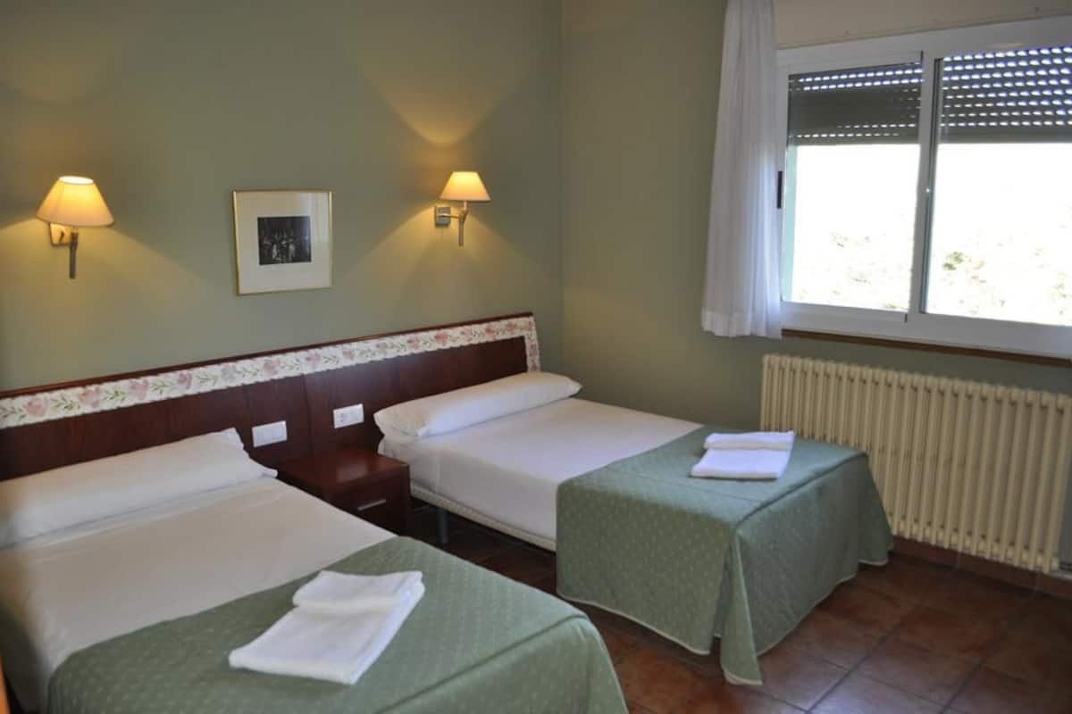 Een minibar, een bureau, gratis wifi, beddengoed