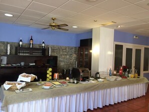 Breakfast buffet - OYO Hotel La Pardina (Sabinanigo)