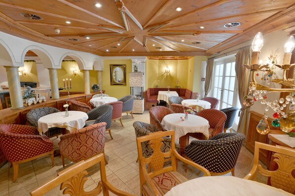 Se sirven cenas y cocina internacional 