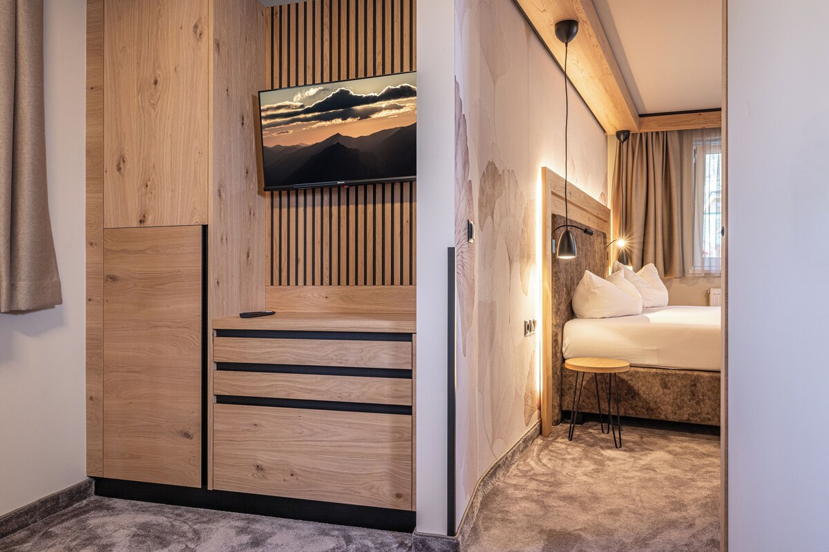 Design Double Room | Hypo-allergenic bedding, in-room safe, desk