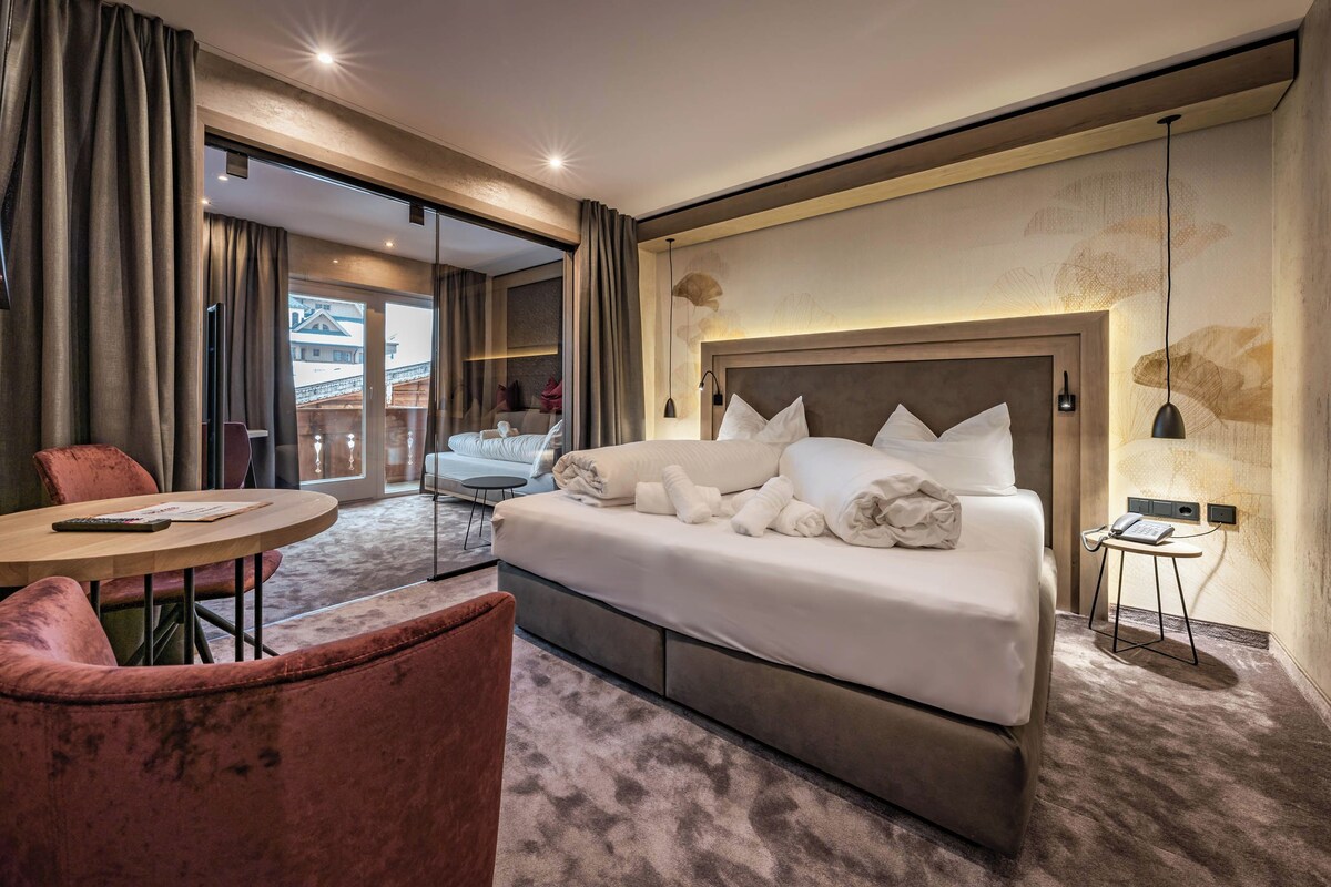 Design Triple Room | Hypo-allergenic bedding, in-room safe, desk