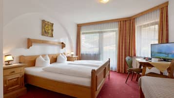 VÀrdeförvaringsskÄp pÄ rummet, skrivbord och strykjÀrn/strykbrÀda