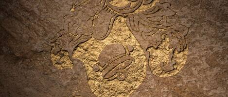 Un emblema dorado grabado en una superficie de piedra con la palabra