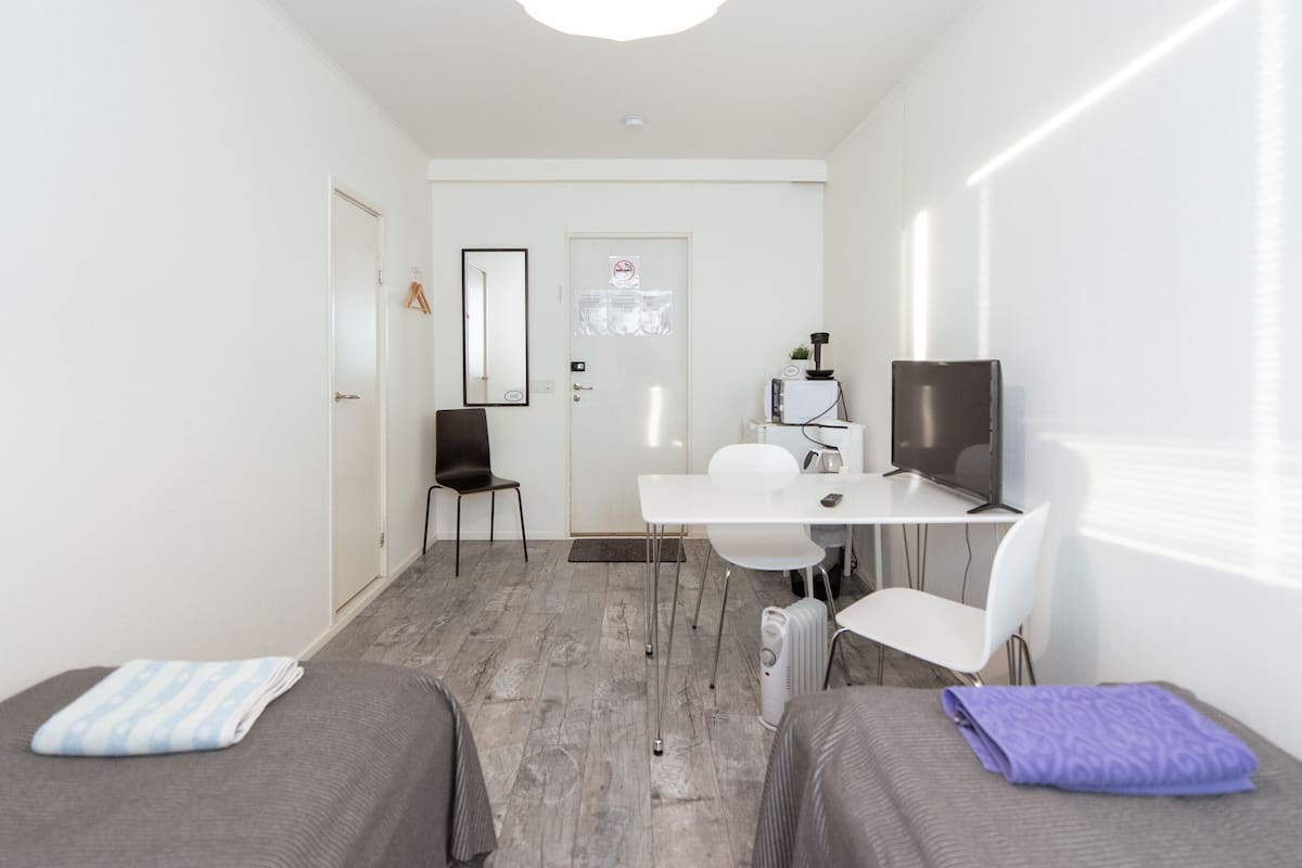 Standaard Twin kamer, privébadkamer | Een bureau, een strijkplank/strijkijzer, gratis wifi