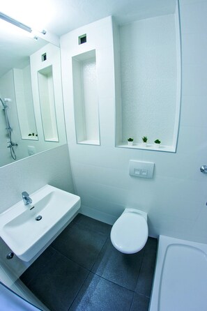 Design Studio Suite, Terrace, Sea View | Bathroom | Shower, free toiletries, hair dryer, towels - Villa Tamaris (Podstrana)