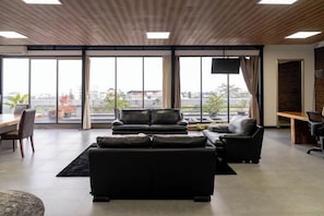 Penthouse | In-room safe, desk, laptop workspace, free WiFi - Kalya Hotel Bandung (Bandung)