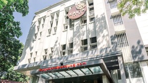 A hotel entrance with a sign reading "Kalyahotelbanq.com". - Kalya Hotel Bandung (Bandung)