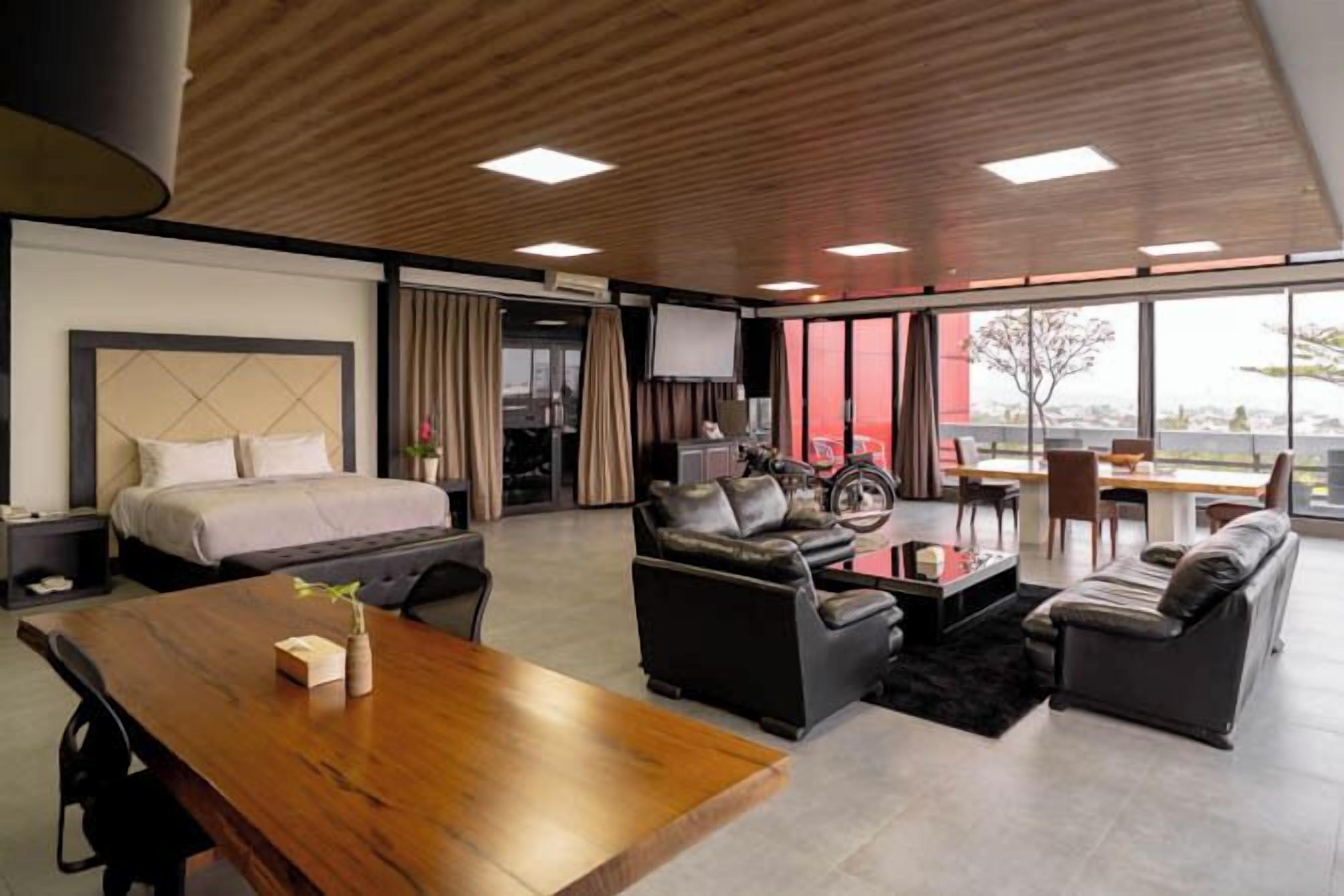 Penthouse | Két bảo mật tại phòng, bàn, khu vực làm việc phù hợp cho laptop 