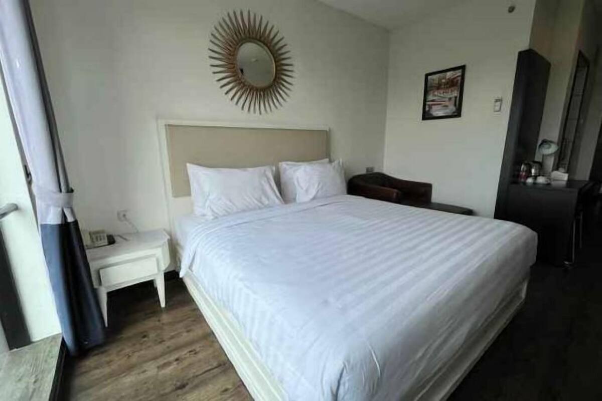 In-room safe, desk, laptop workspace, free WiFi