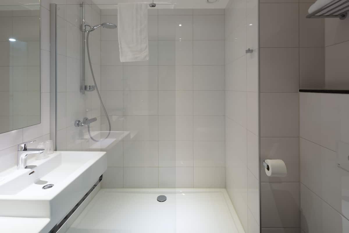 shower, rainfall showerhead, free toiletries, hair dryer