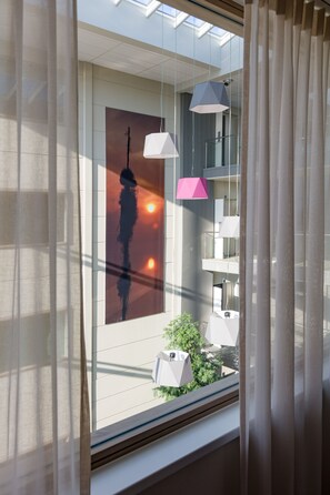 Desk, soundproofing, free WiFi, bed sheets - Mezzo Beringen (Beringen)