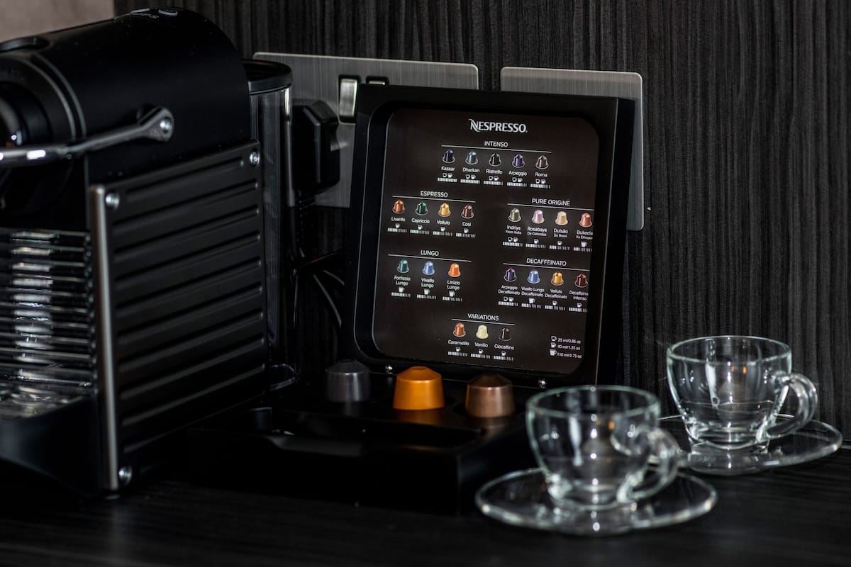 Une machine à café Nespresso dotée d’une interface numérique affichant différentes options de café.