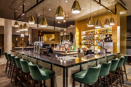 Bar (on property). Crowne Plaza Aberdeen Airport by IHG