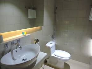 Badewanne und Dusche (separat), kostenlose Toilettenartikel