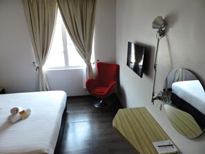 Minibar, brankas, meja kerja, dan setrika/meja setrika