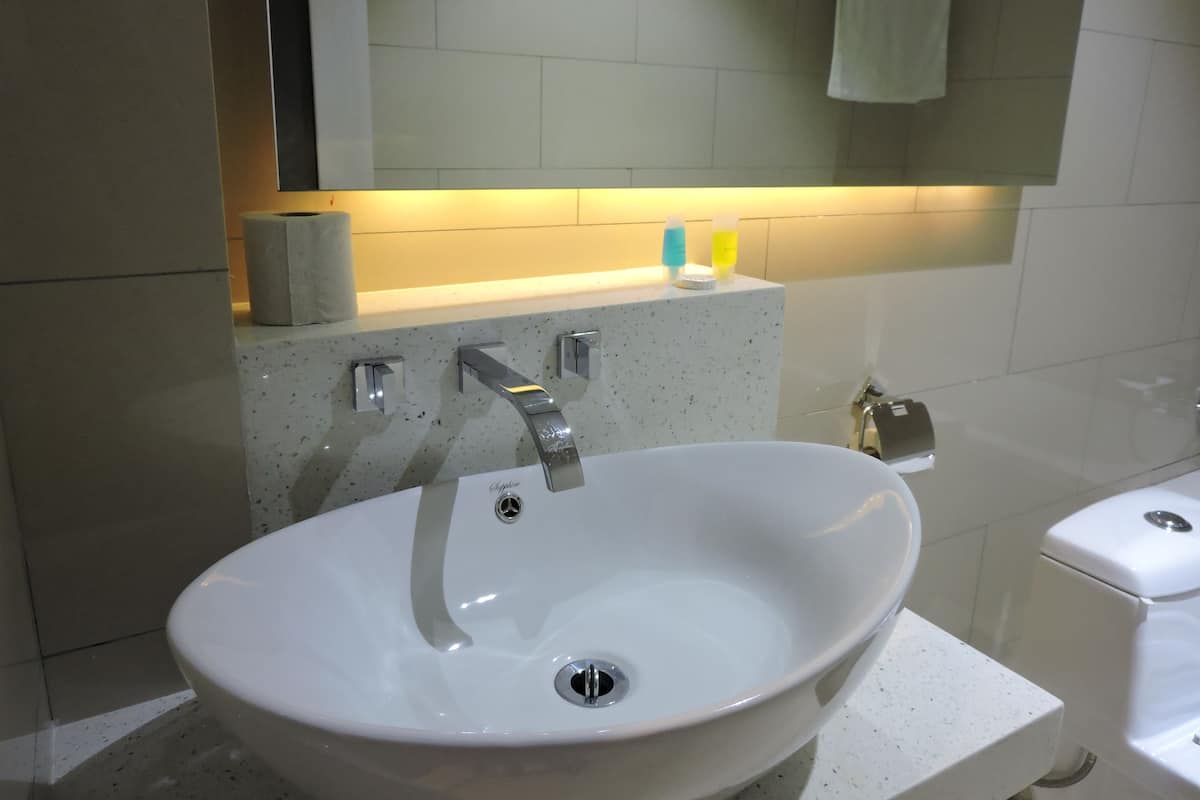 Erillinen kylpyamme ja suihku, ilmaiset hygieniatuotteet