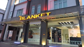Un edificio moderno con un letrero que dice "The BLANKET".