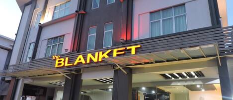 Un edificio moderno con un letrero que dice "The BLANKET".
