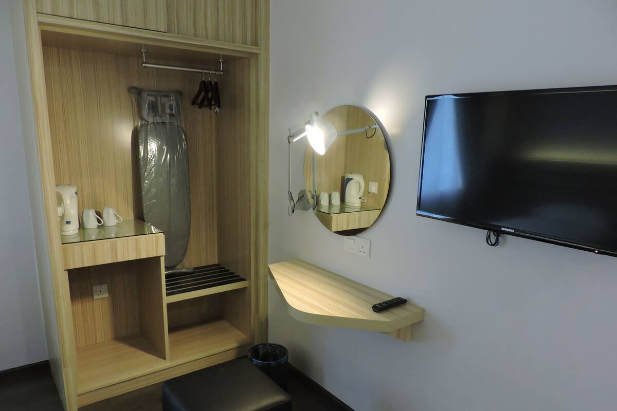 Minibaari, tallelokero huoneessa, työpöytä, silitysrauta/-lauta