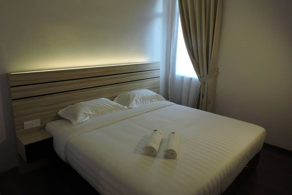 Deluxe-huone (Queen) | Minibaari, tallelokero huoneessa, työpöytä, silitysrauta/-lauta