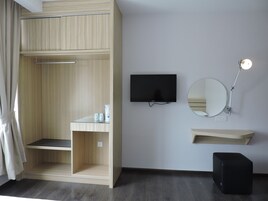 Minibar, in-room safe, desk, iron/ironing board
