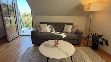 Appartamento Comfort, 1 camera da letto, balcone | Area soggiorno | TV LED 32 pollici con canali via cavo