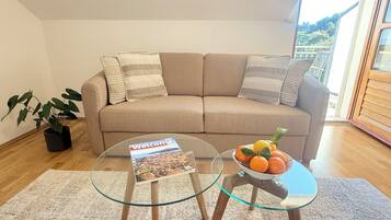 Appartamento Superior, 1 camera da letto, balcone | Area soggiorno | TV LED 32 pollici con canali via cavo