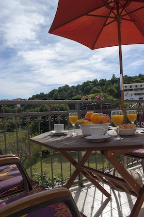 Departamento Confort, 1 habitación, balcón | Restaurante al aire libre