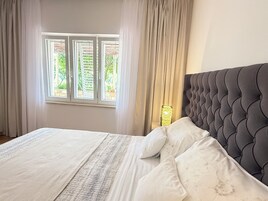 Apartamento superior, 2 quartos, terraço | Roupas de cama de algodão egípcio, roupas de cama premium
