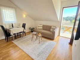 Apartamento superior, 1 quarto, sacada | Área de estar
