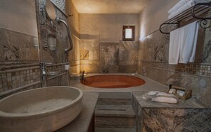 Superior Room (Stone) | Bathroom | Combined shower/tub, rainfall showerhead, eco-friendly toiletries - Maccan Cave Hotel (Nevsehir)