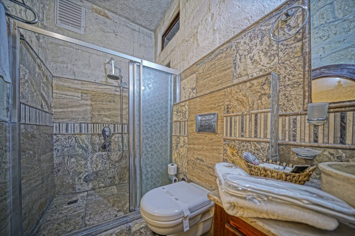 superior room (arch) | bathroom | combined shower/bathtub, rainfall showerhead, eco-friendly toiletries