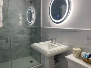 Classic Studio Suite | Bathroom