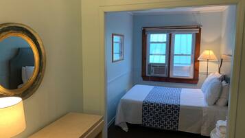 Guestroom Double Full( 1 full bed, Shared Bathroom) | Ropa de cama de alta calidad y decoración personalizada