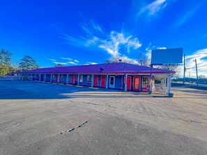 Front of property - Smith Motel (Calhoun)