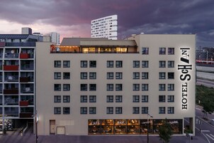Hotel com vários andares, café, bar e área de convívio.