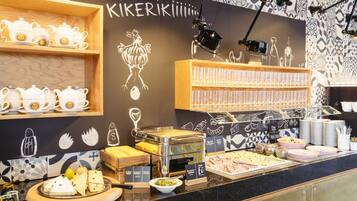 Desayuno buffet diario (EUR 23 por persona)
